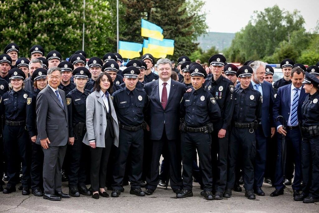 Выборы, восстановление городов и полиция: о чем говорил Порошенко на Донбассе