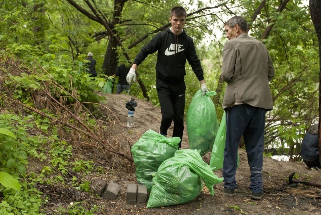 Жители Осокорков начали самостоятельно убирать территорию скандальной стройплощадки