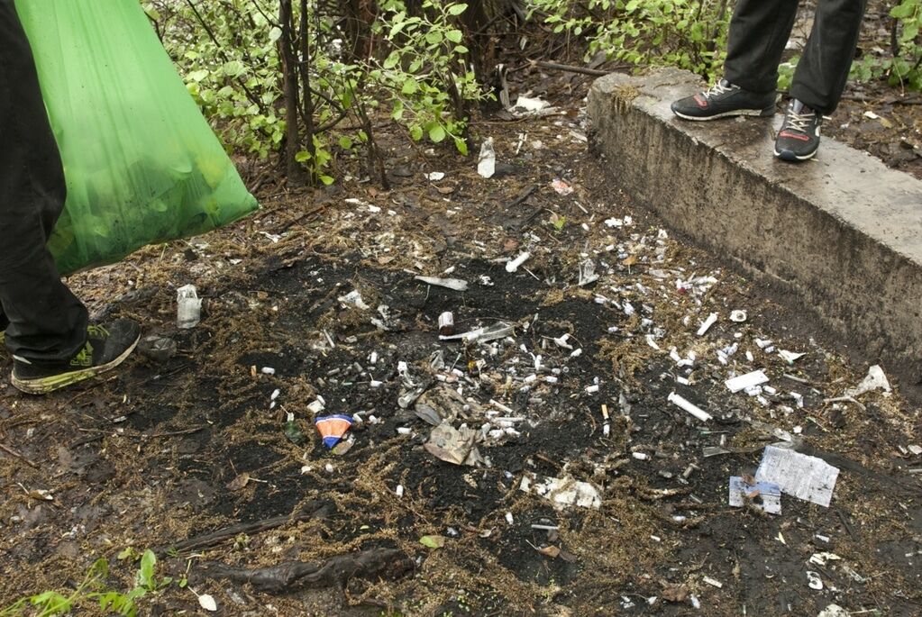 Жители Осокорков начали самостоятельно убирать территорию скандальной стройплощадки