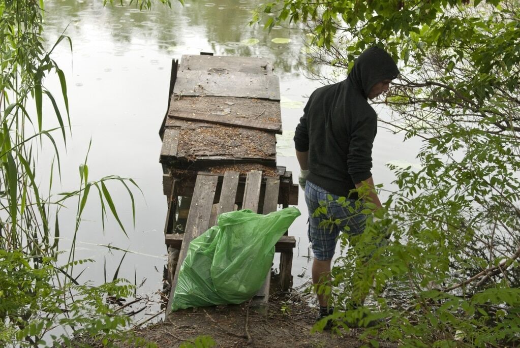 Жители Осокорков начали самостоятельно убирать территорию скандальной стройплощадки