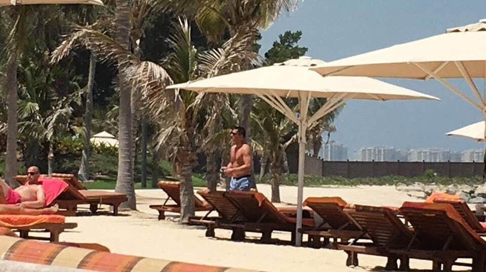 Пальмы, солнце, голый торс: экс-генпрокурора засекли на шикарном курорте. Опубликованы фото