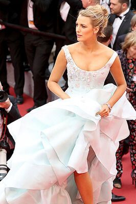 Как принцесса: беременная Блейк Лайвли блистает в новых нарядах на кинофестивале в Каннах