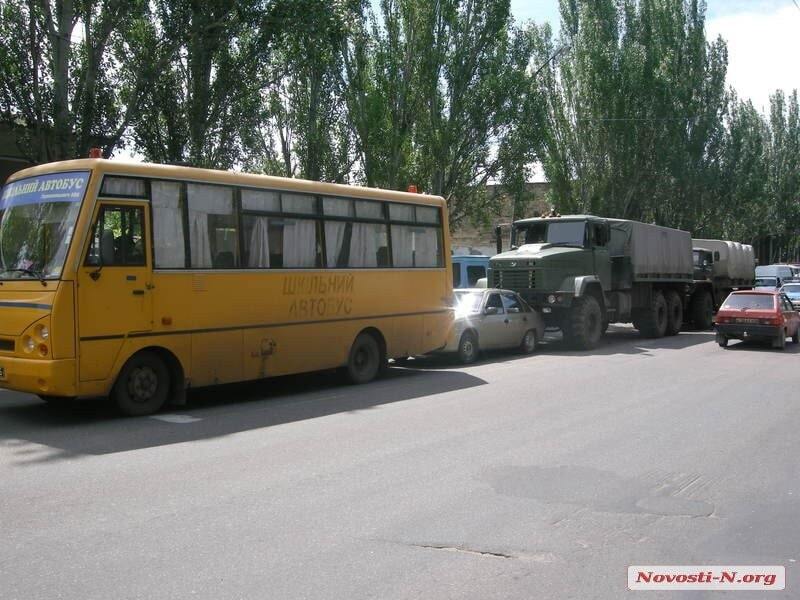 В Николаеве военный грузовик устроил аварию со школьным автобусом и легковушкой