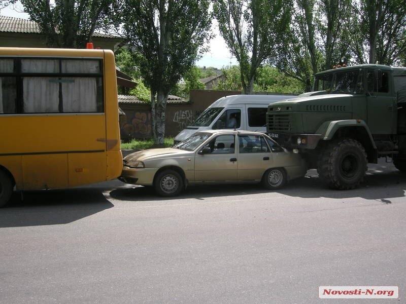 В Николаеве военный грузовик устроил аварию со школьным автобусом и легковушкой. Фотофакт