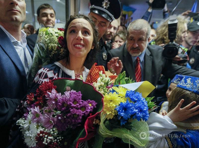 Українці з квітами та прапорами зібралися в "Борисполі" в очікуванні Джамали