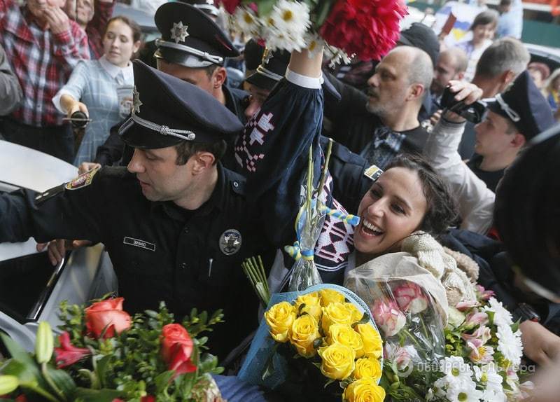 Українці з квітами та прапорами зібралися в "Борисполі" в очікуванні Джамали