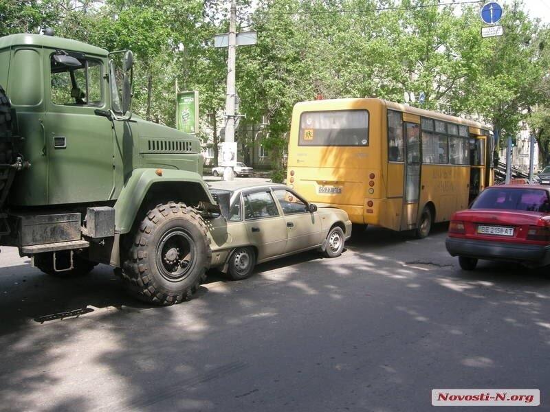 В Николаеве военный грузовик устроил аварию со школьным автобусом и легковушкой