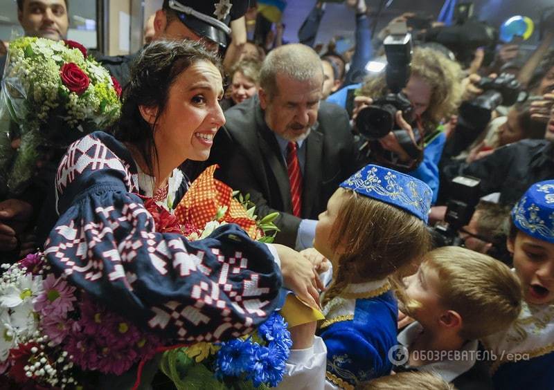 Наша гордость: украинцы с цветами и флагами встретили Джамалу в "Борисполе"