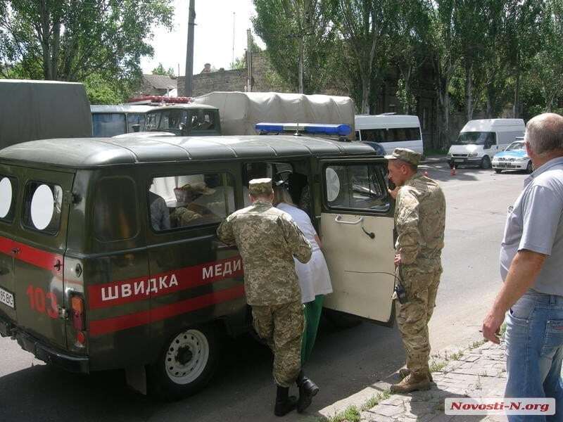 В Николаеве военный грузовик устроил аварию со школьным автобусом и легковушкой. Фотофакт