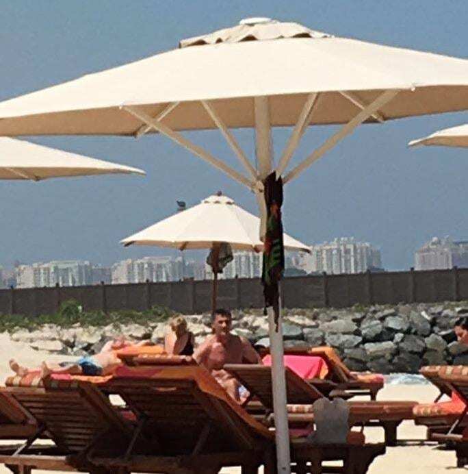 Пальмы, солнце, голый торс: экс-генпрокурора засекли на шикарном курорте