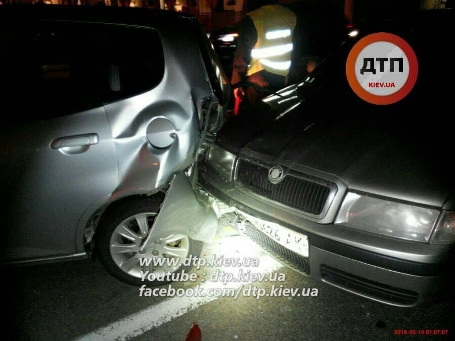 В Киеве водитель Toyota протаранил 4 авто: пострадала девушка