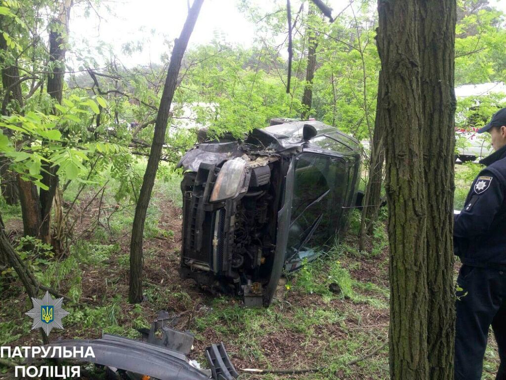 Пьяное ДТП в Киеве: автомобиль протаранил маршрутку и перевернулся в кустах