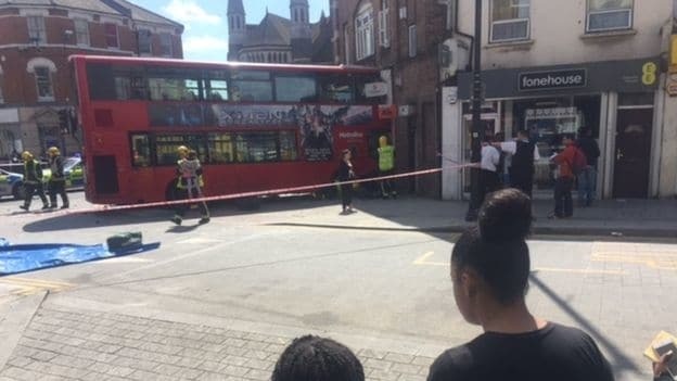 У Лондоні автобус влетів у магазин: не менше 17 постраждалих