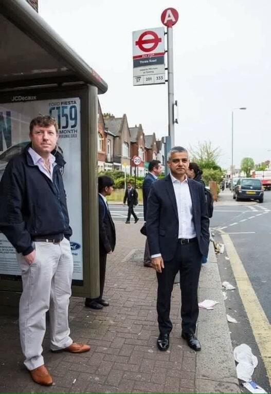 Без велосипеда: нового мэра Лондона засекли на автобусной остановке. Фотофакт