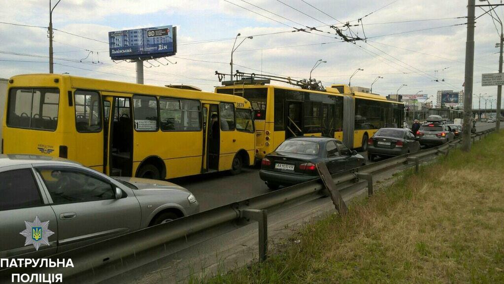 В Киеве маршрутка врезалась в троллейбус: пострадала женщина