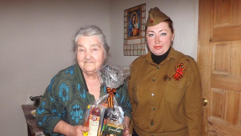 Парализованные старики и ленточка: блогер выложил шокирующий фоторепортаж о 9 мая в "ДНР"