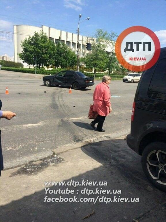 В Киеве автомобиль влетел в остановку: опубликованы фото