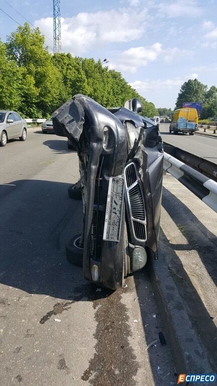 В Киеве возле аэропорта перевернулся автомобиль: опубликованы фото 