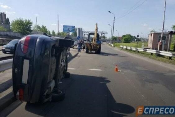 В Киеве возле аэропорта перевернулся автомобиль: опубликованы фото 