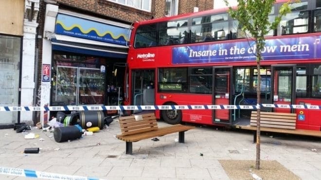 В Лондоне автобус влетел в магазин: не менее 17 пострадавших. Опубликованы фото