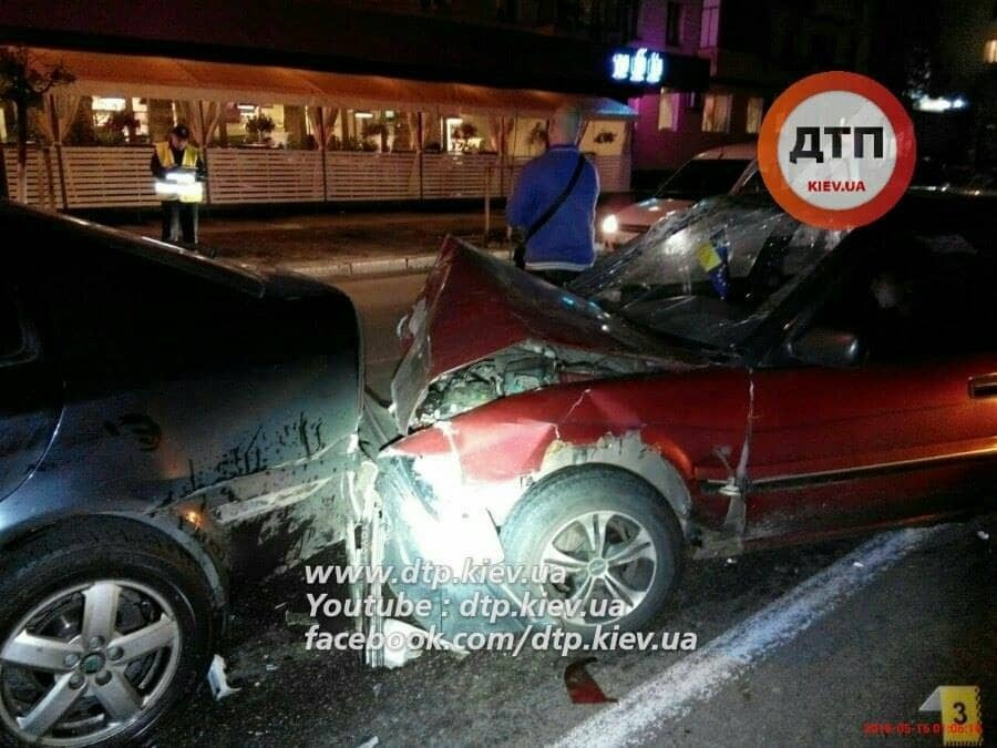 В Киеве водитель Toyota протаранил 4 авто: пострадала девушка. Опубликованы фото