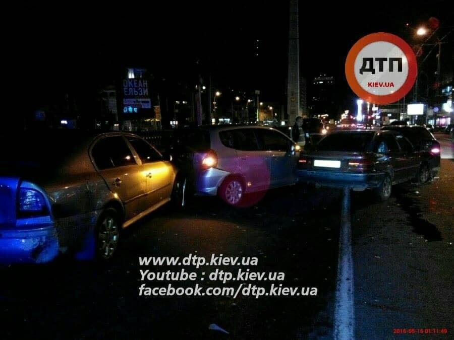В Киеве водитель Toyota протаранил 4 авто: пострадала девушка