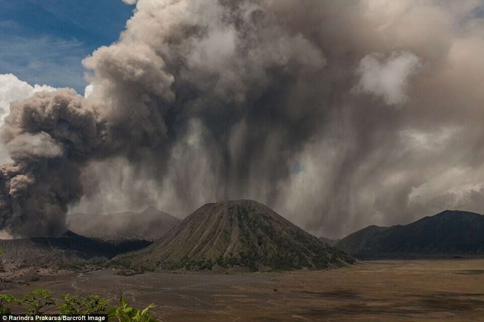 Индонезийский народ живет возле активного вулкана Бромо: удивительные фото