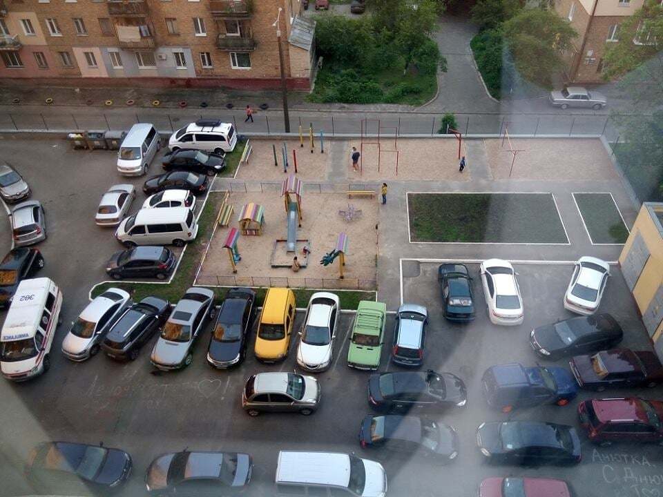Ні пройти, ні проїхати: в Києві герої парковки паралізували двір 