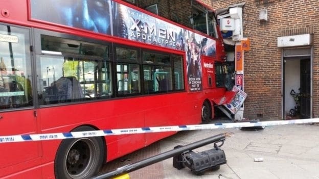 У Лондоні автобус влетів у магазин: не менше 17 постраждалих