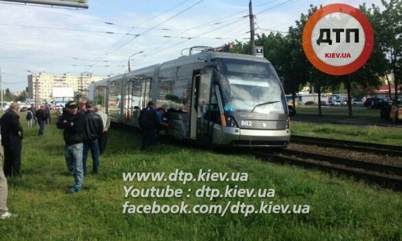 В Киеве сошел с рельс скоростной трамвай: фотофакт