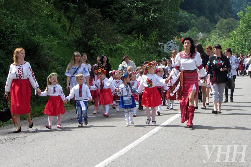 Гуцульская хода и развлечения: на Закарпатье прошел фестиваль "Берлибаский бануш". Опубликованы фото