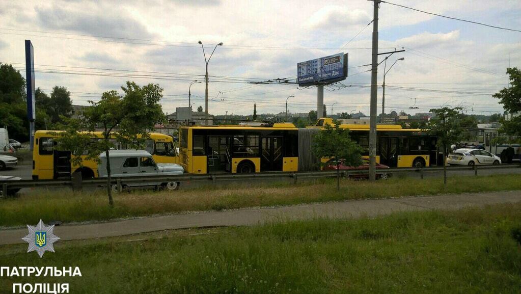 В Киеве маршрутка врезалась в троллейбус: пострадала женщина