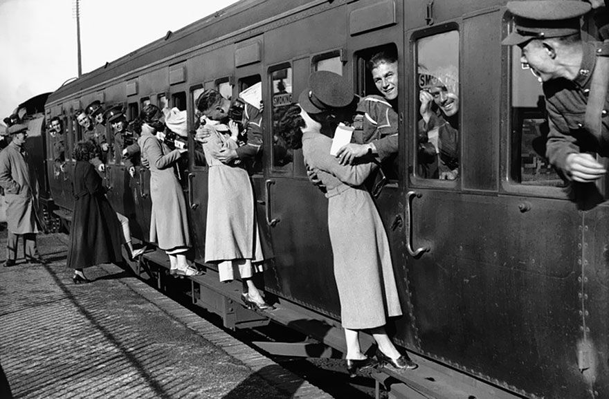 Любовь во время войны: 20 фотографий, которые заставят ценить моменты с любимыми