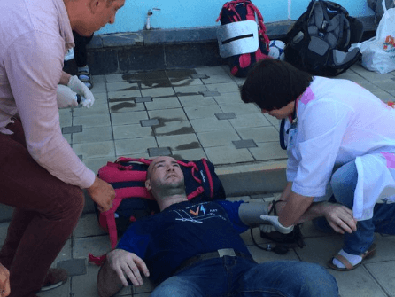 Повалили на землю, били ногами: в Росії козаки напали на Навального і Ко