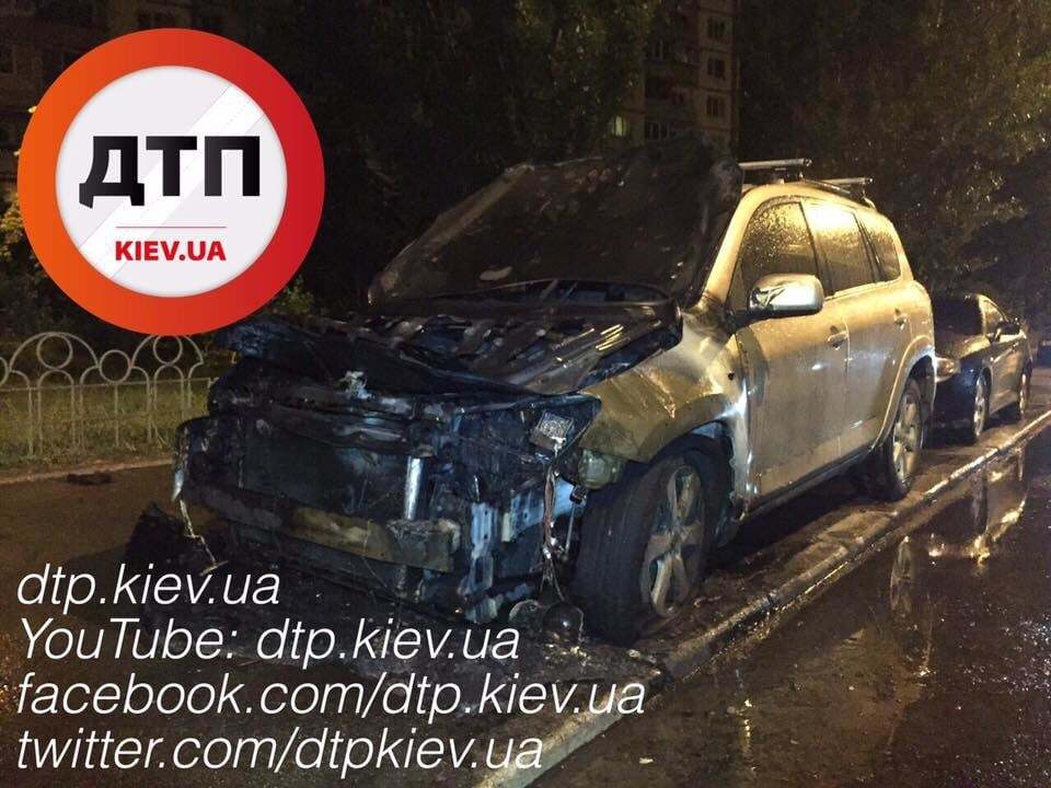 У Києві горів автомобіль Toyota