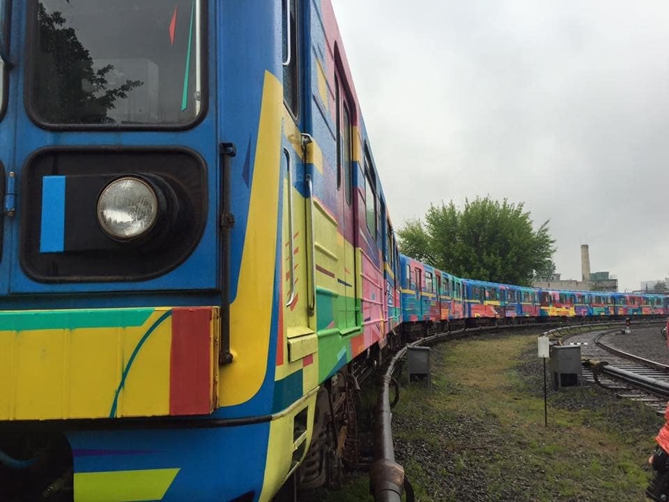 У київському метро з'явився розмальований потяг