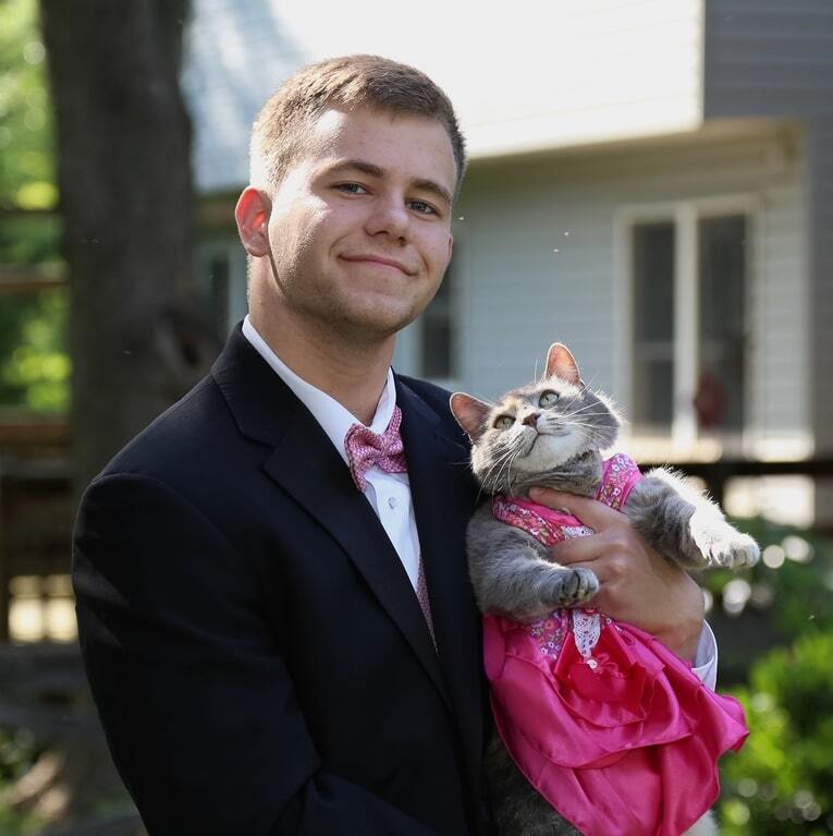 Парень повел на выпускной кошку вместо девушки: опубликованы фото