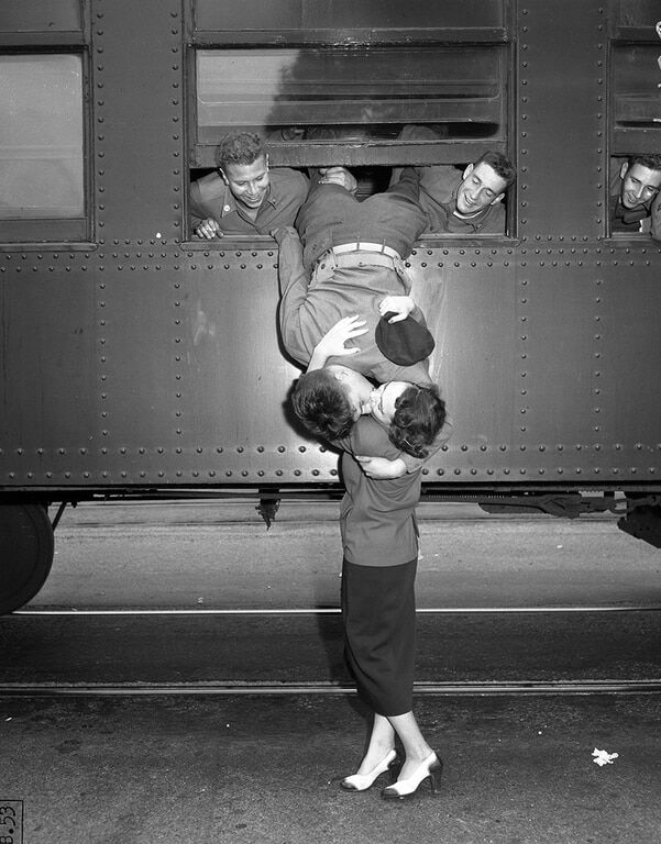 Любовь во время войны: 20 фотографий, которые заставят ценить моменты с любимыми