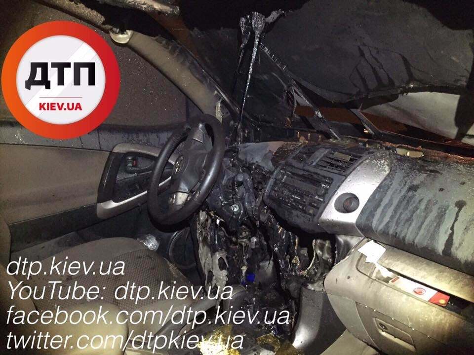 У Києві горів автомобіль Toyota