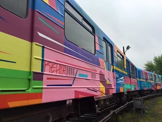 У київському метро з'явився розмальований потяг