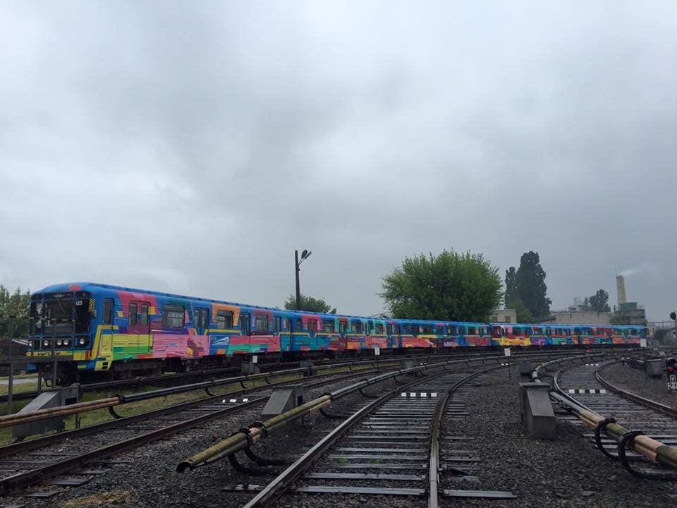 В киевском метро появился разрисованный поезд: опубликованы фото