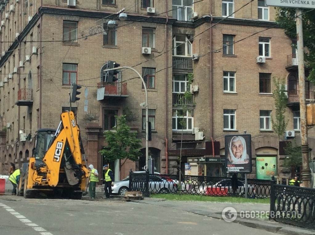 Масштабний провал асфальту паралізував рух у центрі Києва