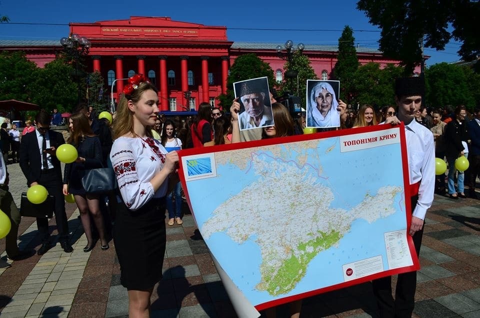 В Киеве провели флешмоб к годовщине депортации крымских татар: опубликованы фото