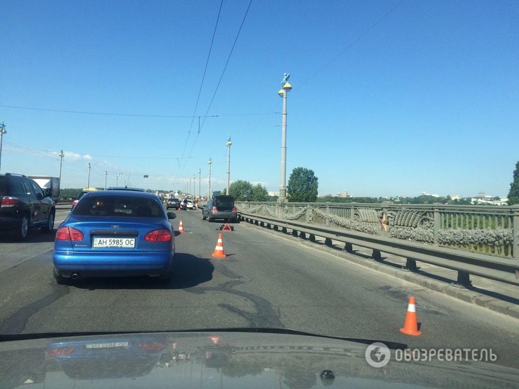 Три аварии парализовали движение по мосту Патона в Киеве: опубликованы фото