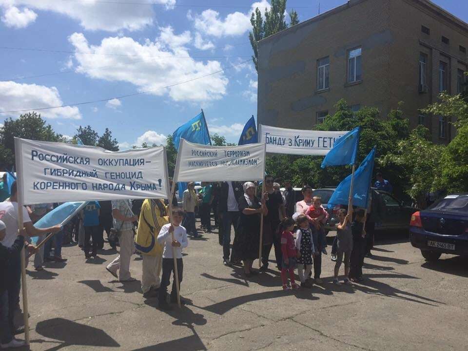 "Банду з Криму геть": крымские татары почтили жертв депортации на границе с полуостровом