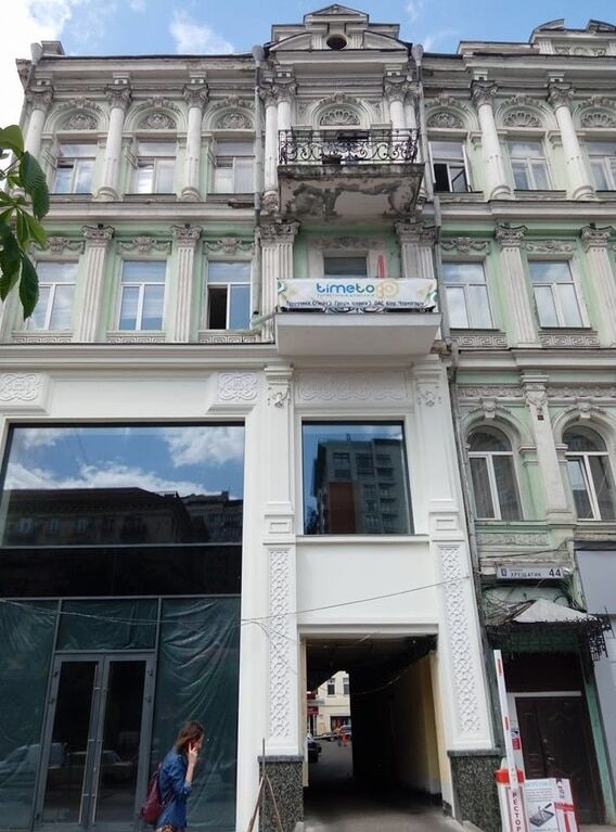 В Киеве старинный дом на Крещатике "покрыли" стеклом: фотофакт