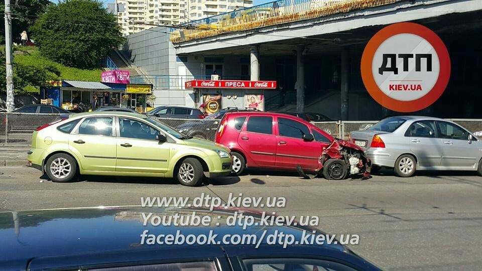 В масштабном ДТП в Киеве столкнулись 12 автомобилей: опубликованы фото