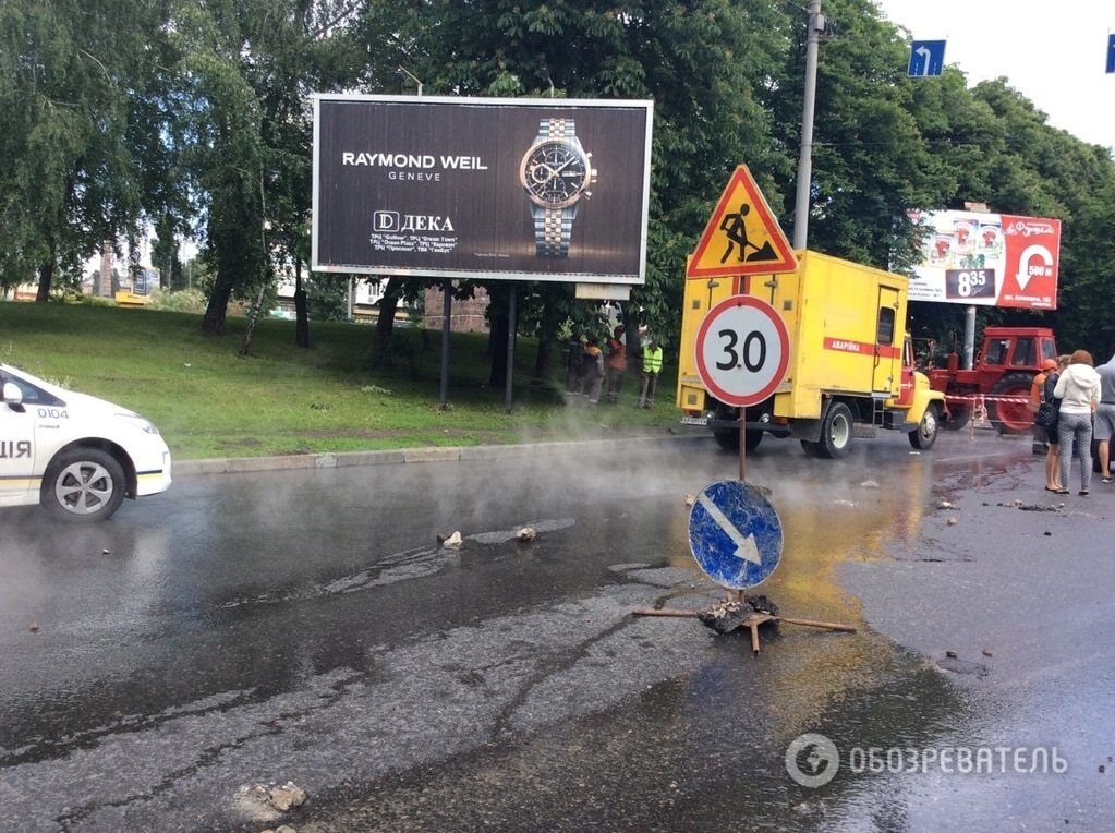 ЧП возле Ocean Plaza в Киеве: асфальт провалился, по улицам текут "реки"