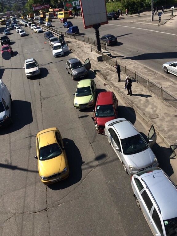 В масштабном ДТП в Киеве столкнулись 12 автомобилей: опубликованы фото