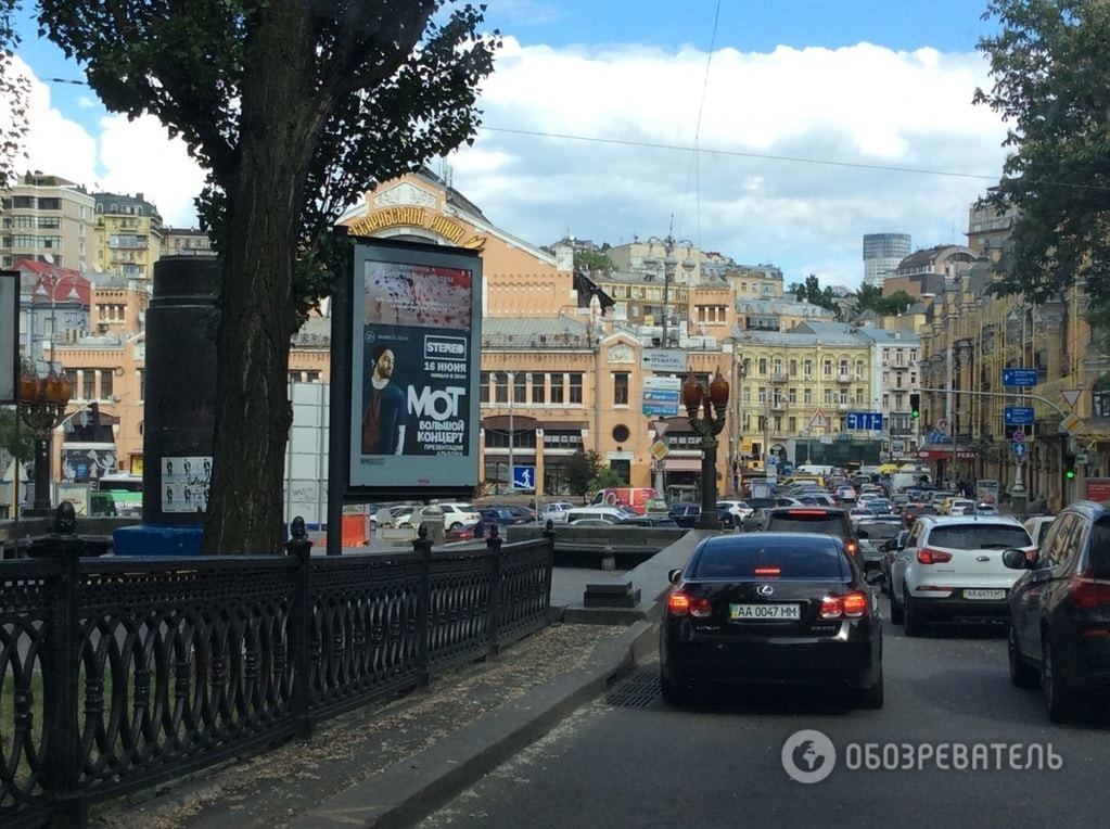 Масштабный провал асфальта парализовал движение в центре Киева